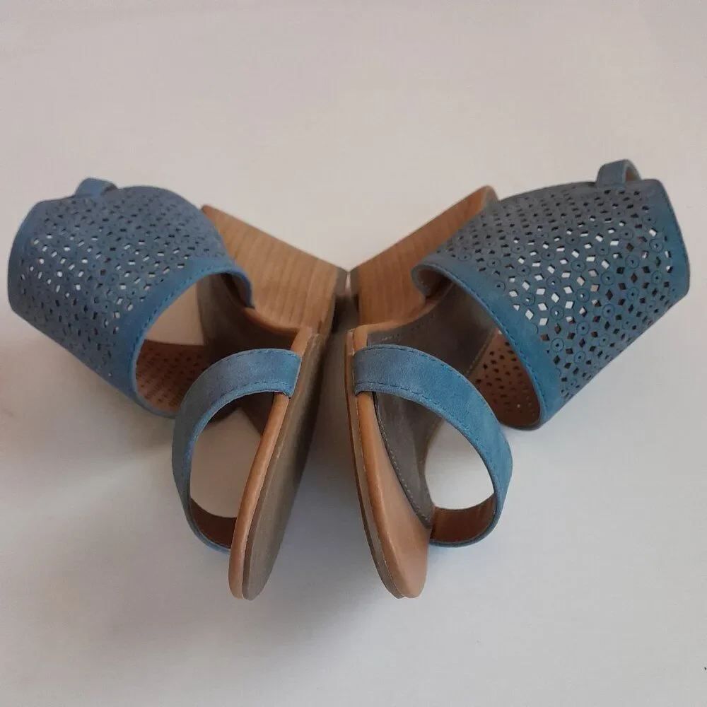 Madeline Women’s shoes, Color Blue open toe sandals. Size 8M